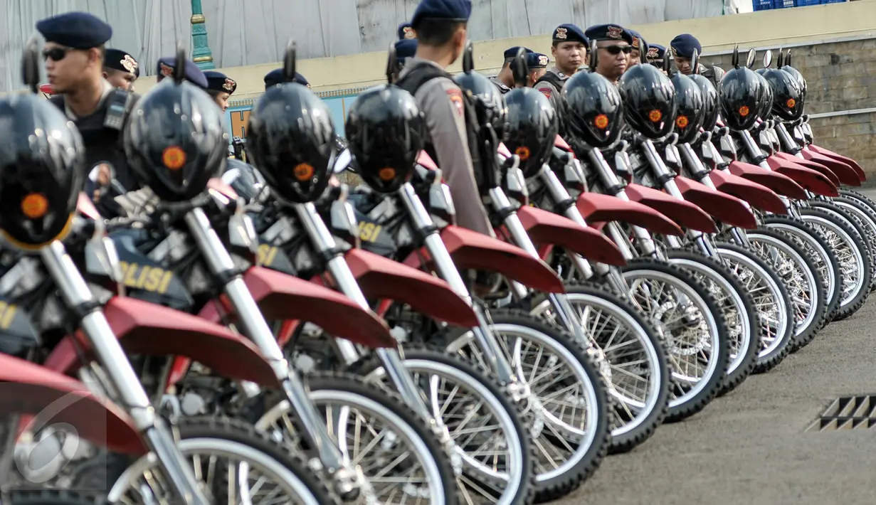 Petugas keamanan melakukan penjagaan saat apel pengamanan Idul Fitri di halaman Mapolda Metro Jaya, Jakarta, Selasa (5/7). Polda Metro kerahkan ribuan personil untuk pengamanan malam takbiran dan jelang Idul Fitri 2016.(Liputan6.com/Yoppy Renato)