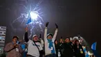 Para pendukung Presiden terpilih Guatemala Bernardo Arevalo, bersorak saat ia dilantik, di luar Pusat Kebudayaan Miguel Angel Asturias di Guatemala City, pada tanggal 14 Januari 2024. (MARTIN BERNETTI/AFP)