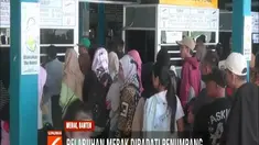 Para pemudik mengaku lebih memilih menyeberang pada siang hari untuk menghindari antrean panjang pada malam hari.
