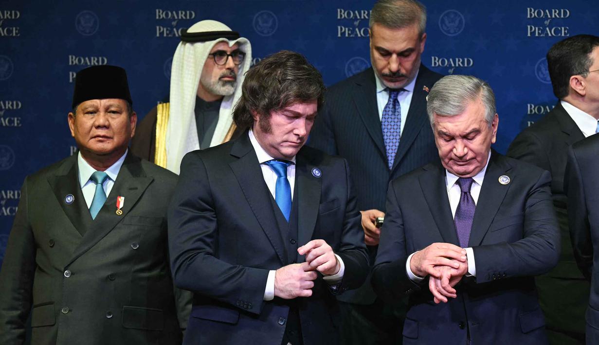 Indonesia bergabung dalam forum ini sebagai wujud dukungan konkret terhadap kemerdekaan Palestina dan upaya perdamaian. Tampak dalam foto, Presiden Republik Indonesia, Prabowo Subianto, Presiden Argentina Javier Milei, dan Presiden Uzbekistan, Shavkat Mirziyoyev (baris depan, kiri/kanan) berfoto bersama dalam pertemuan perdana Dewan Perdamaian yang diselenggarakan oleh Presiden Amerika Serikat, Donald Trump, di Institut Perdamaian AS di Washington, DC, pada 19 Februari 2026. (SAUL LOEB/AFP)