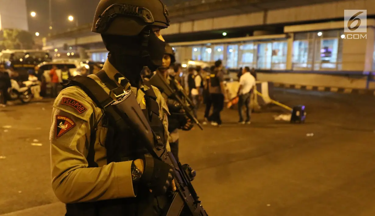 Setelah ledakan terdengar dua kali di halte Transjakarta di terminal Kampung Melayu, Jakarta Timur, seluruh area tersebut kemudian dipasangi garis polisi, Rabu (24/5). (Liputan6.com/Angga Yuniar)