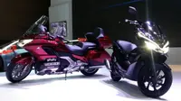 Honda Gold Wing dan Honda PCX Hybrid resmi diperkenalkan di IIMS 2018. (Arief Aszhari/Liputan6.com)