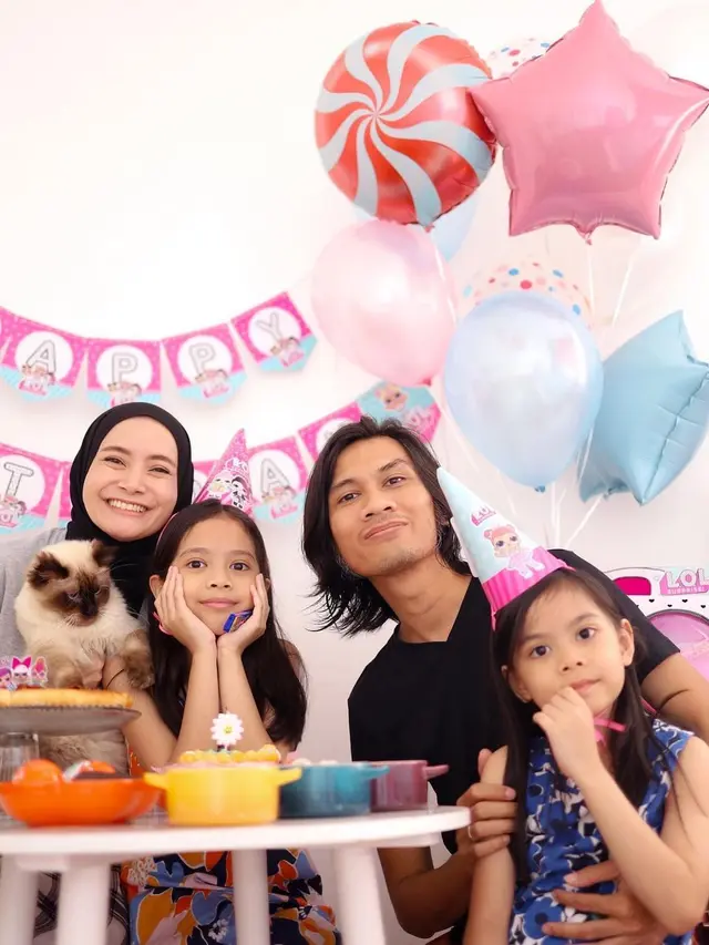 Jarang Tersorot, Ini 6 Potret Mesra Tria The Changcuters dan Dhatu Rembulan