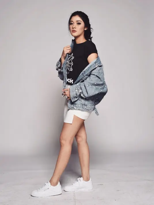 Dipadukan dengan celana pendek dan sepatu kets putih, pesona Naysila Mirdad dengan jaket denim ini banjir pujian netizen. Gayanya bisa jadi inspirasi OOTD sehari-hari. (Liputan6.com/IG/@naymirdad)