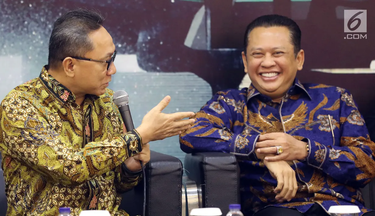 Ketua MPR Zulkifli Hasan dan  Ketua DPR Bambang Soesatyo menjadi pembicara dalam Refleksi Akhir Tahun dan Tahun Politik 2019 di Nusantara III, Kompleks Parlemen MPR/DPR-DPD, Senayan, Jakarta, Selasa (18/12). (Liputan6.com/Johan Tallo)