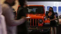 Sales Promotion Girl berdiri dekat mobil yang dipamerkan di Indonesia International Motor Show (IIMS) Hybrid 2021, JiExpo Kemayoran, Jakarta, Kamis (16/4/2021). Pameran otomotif IIMS Hybrid 2021 berlangsung pada 15-25 April. (Liputan6.com/Johan Tallo)