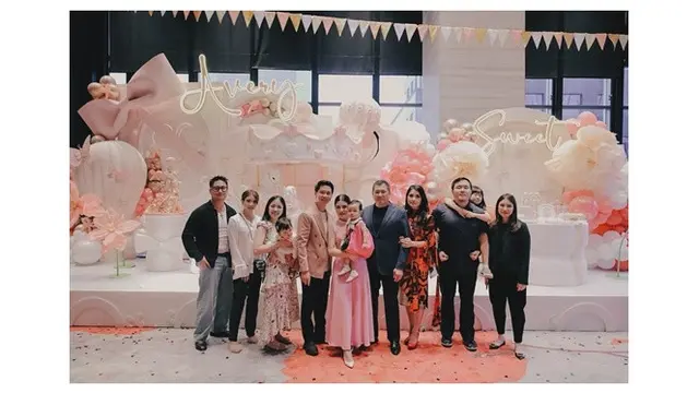 6 Potret Pesta Ultah Pertama Putri Valencia Tanoe dan Kevin Sanjaya, Serba Pink