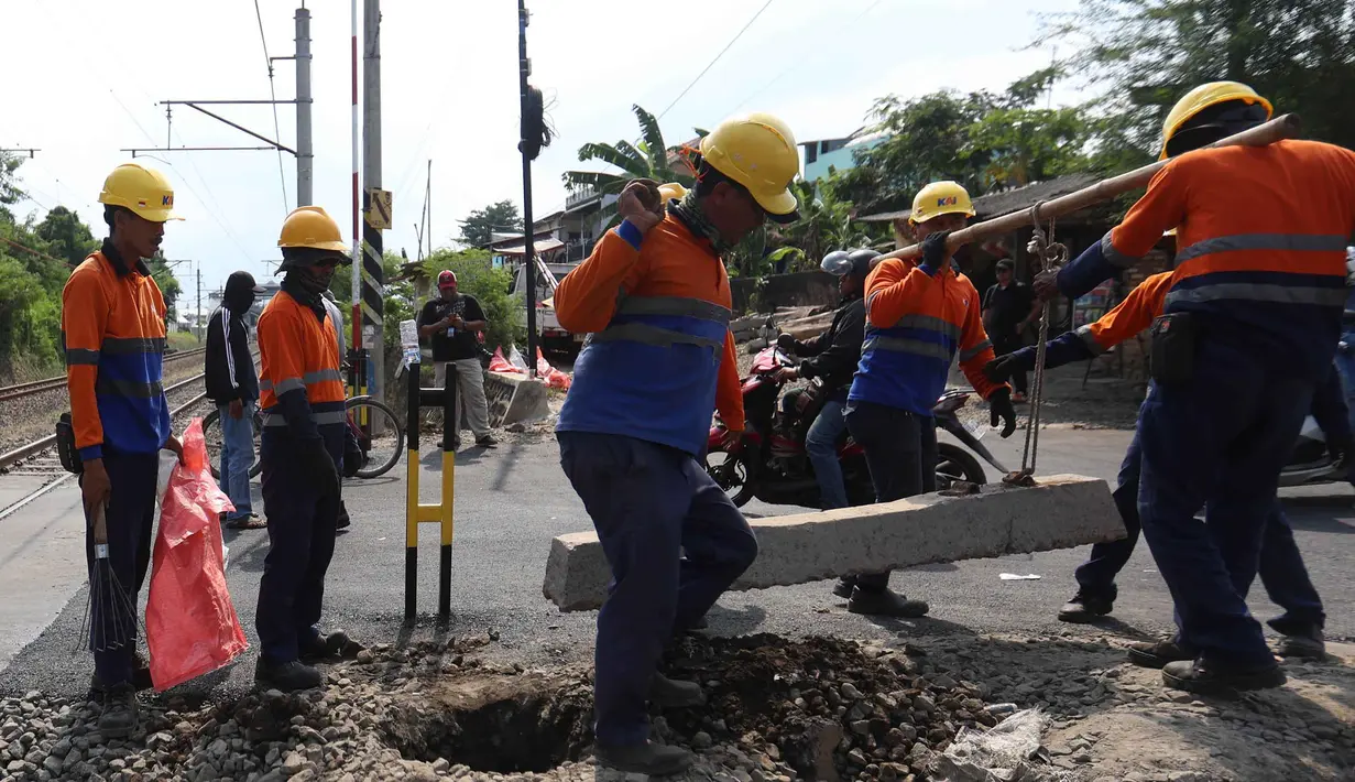 Pemasangan saat ini untuk meningkatkan keamanan di perlintasan kereta. Tampak dalam foto, aktivitas pekerja dari PT Kereta Api Indonesia (KAI) Daop 1 Jakarta saat proses pemasangan palang pintu di perlintasan sebidang Jalan Ampera, dekat Stasiun Bekasi Timur, Bekasi, Jawa Barat. (Kapanlagi.com/Budy Santoso)