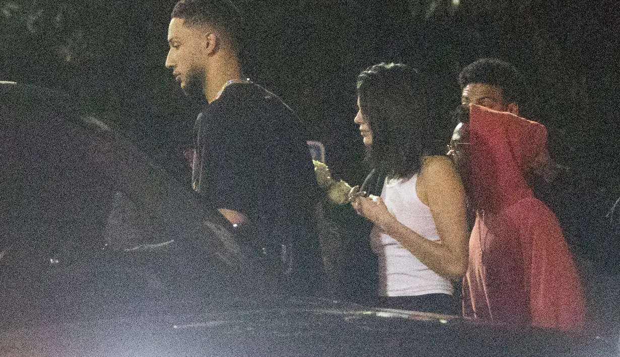 Dilansir dari HollywoodLife, meski keduanya belum memberikan konfirmasi prihal hubungan mereka, namun Kendall dan Ben semakin dekat. (People)