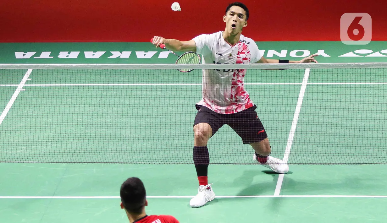 Pebulu tangkis tunggal putra Indonesia Jonatan Christie saat bertanding melawan wakil Irlandia Nhat Nguyen pada babak 32 besar Indonesia Masters 2023 di Istora Senayan, Jakarta, Rabu (25/1/2023). Jonatan Christie menemui jalan terjal kala berhadapan dengan wakil Irlandia Nhat Nguyen. (Liputan6.com/Herman Zakharia)
