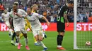 Reaksi kecewa pemain Brighton, Lewis Dunk (kanan) saat pemain Marseille, Jordan Veretout (tengah) membobol gawang timnya pada laga Grup B Liga Europa 2023/2024 di Stade Velodrome, Marseille, Prancis, Jumat (05/10/2023) dini hari WIB. Brighton tertinggal 0-2 terlebih dahulu pada babak pertama. (AFP/Nicolas Tucat)
