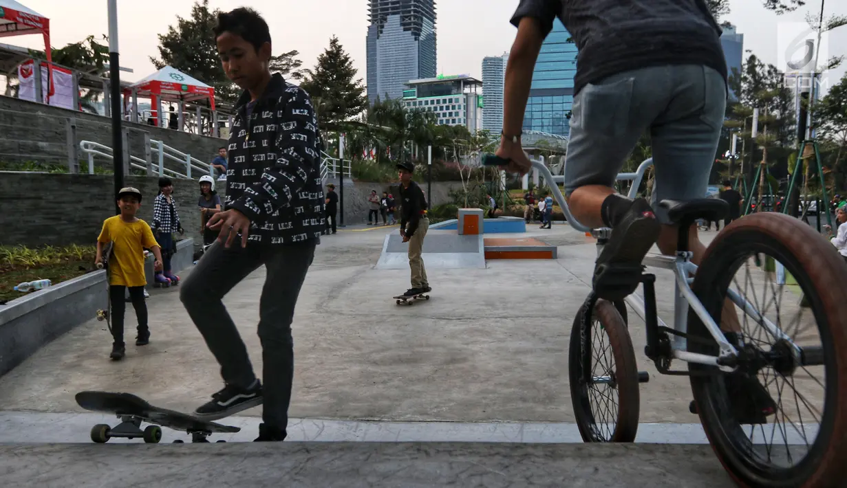 Warga bermain skateboard di Taman Spot Budaya, Dukuh Atas, Jakarta, Selasa (20/08/2019). Taman Spot Budaya Dukuh Atas ini merupakan salah satu program Pemprov DKI menyediakan ruang terbuka hijau ketiga untuk memberikan ruang interaksi kepada masyarakat. (Liputan6.com/Johan Tallo)