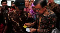 Wakil Presiden Jusuf Kalla mengecek kesamaan data penerima bantuan Program Simpanan Keluarga Sejahtera (PSKS) di Kantor Pos Rawamangun, Jakarta, Rabu (19/11/2014). (Liputan6.com/Johan Tallo)