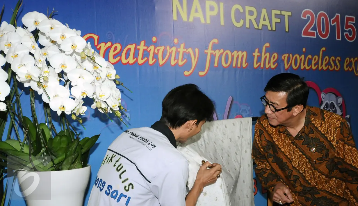 Menteri Hukum dan HAM, Yasonna H Laoly (kanan) melihat proses penulisan batik pada ajang Napi Craft 2015 di The East Kuningan, Jakarta, Senin (12/21/2015). Napi Craft 2015 mengambil tema Creativity From The Voiceless. (Liputan6.com/Helmi Fithriansyah)