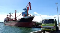 Daya dukung pelabuhan untuk memperlancar arus transportasi hasil industri di Bengkulu mulai dilakukan pembenahan oleh PT Pelindo II sebagai operator pelabuhan Samudra Pulau Baai Bengkulu (Liputan6.com/Yuliardi Hardjo)