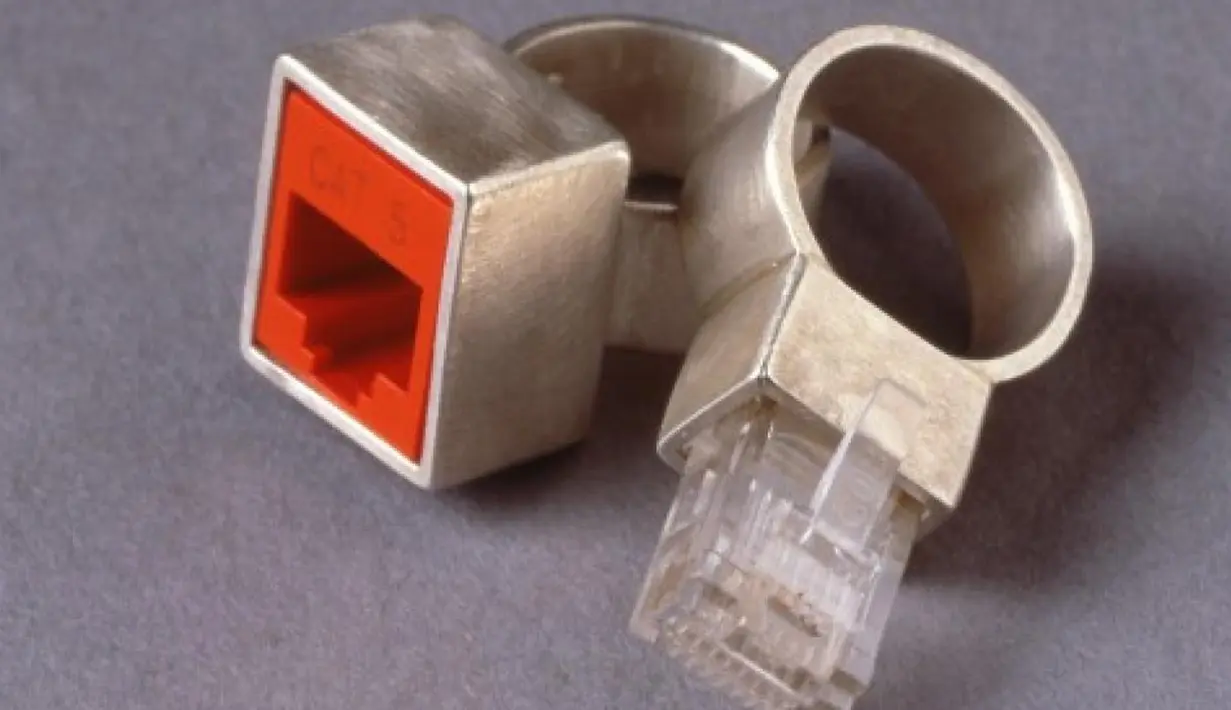 Cincin Ethernet ini adalah perhiasan yang paling aneh. Bayangkan saja, di saat bermunculan cincin bertahtakan berlian atau permata, cincin ini malah hadir dengan colokan ethernet. (www.blastr.co)
