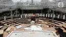 Para pekerja menyelesaikan pembangunan panggung untuk debat calon presiden (Capres) dan calon wakil presiden (Cawpres) Pemilihan Presiden (Pilpres) 2024 di Halaman Gedung KPU, Jakarta, Minggu (10/12/2023). Debat Capres dan Cawapres di Pilpres 2024 dilaksanakan sebanyak lima kali yang akan dimulai pada 12 Desember 2023. (Liputan6.com/Angga Yuniar)
