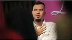 Ahmad Dhani buka suara soal tudingan Mulan yang dianggap menjadi perebut suami orang. Bahkan, Dhani mendukung apa yang dilakukan Mulan. Saksikan tayangannya di Starlite!