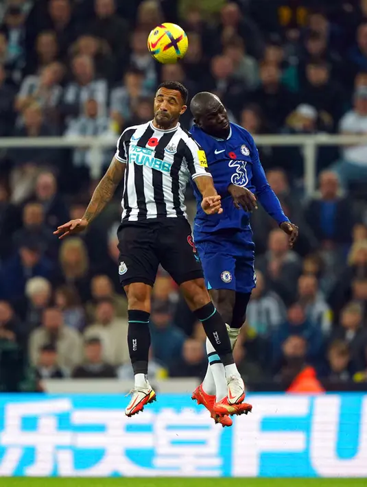 Pemain Newcastle United Callum Wilson (kiri) berebut bola dengan pemain Chelsea Kalidou Koulibaly pada pertandingan Liga Inggris di St. James' Park, Newcastle, Inggris, 12 November 2022. Newcastle United mengalahkan Chelsea dengan skor 1-0. (Owen Humphreys/PA via AP)