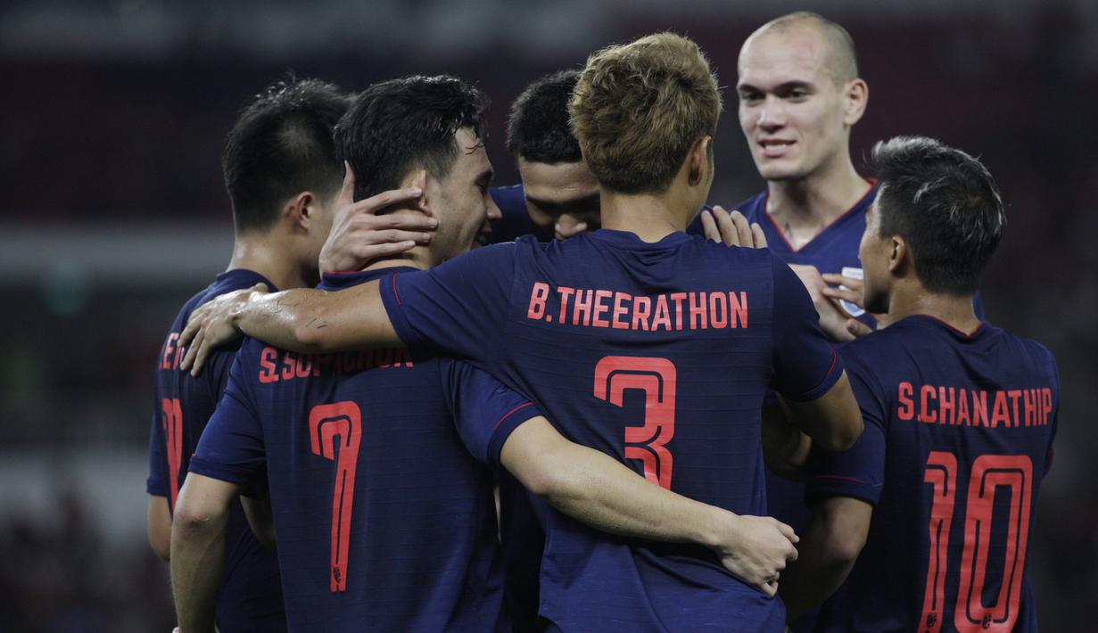 Para pemain Thailand merayakan gol yang dicetak Supachok Sarachat ke gawang Timnas Indonesia pada laga Kualifikasi Piala Dunia 2022 di SUGBK, Jakarta, Selasa (10/9). Indonesia kalah 0-3 dari Thailand. (AFP/Vitalis Yogi Trisna)