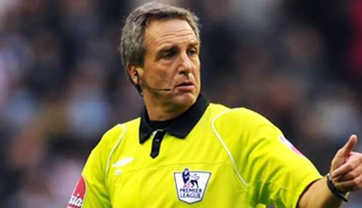 Aksi wasit Alan Wiley saat memimpin laga EPL antara Wigan Athletic dan Manchester City di DW Stadium, Wigan, 18 Oktober 2009. AFP PHOTO/PAUL ELLIS 