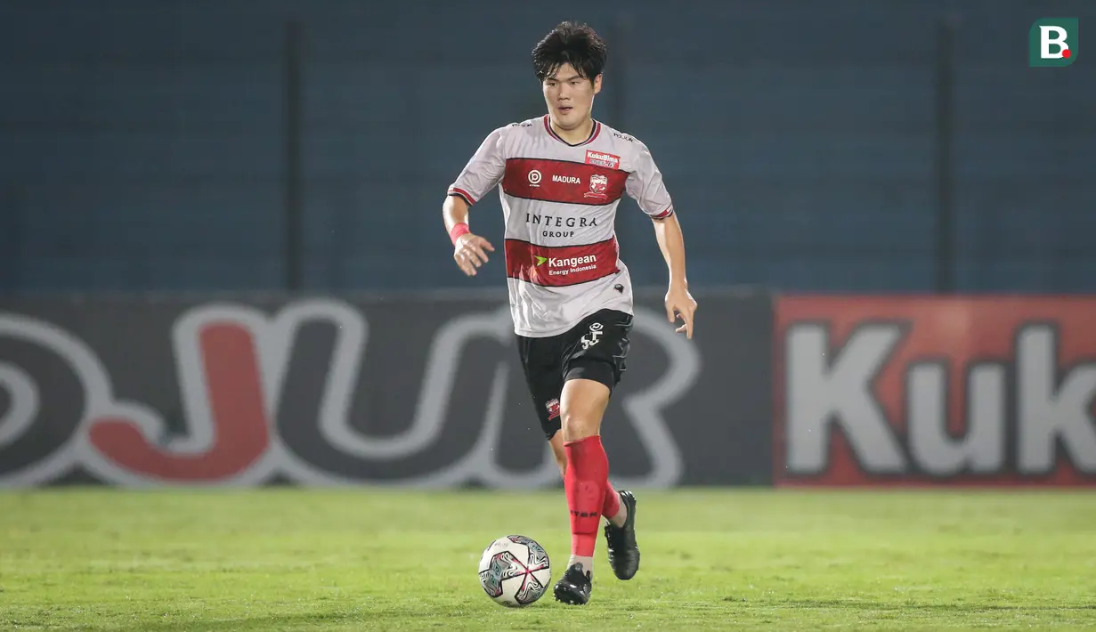 Madura United FC kembali menceoret beberapa pemain andalannya, salah satunya Kim Jin-sung. Pemain asal Korea Selatan tersebut dikabarkan akan segera merapat ke PS Barito Putera. (Bola.com/Bagaskara Lazuardi)