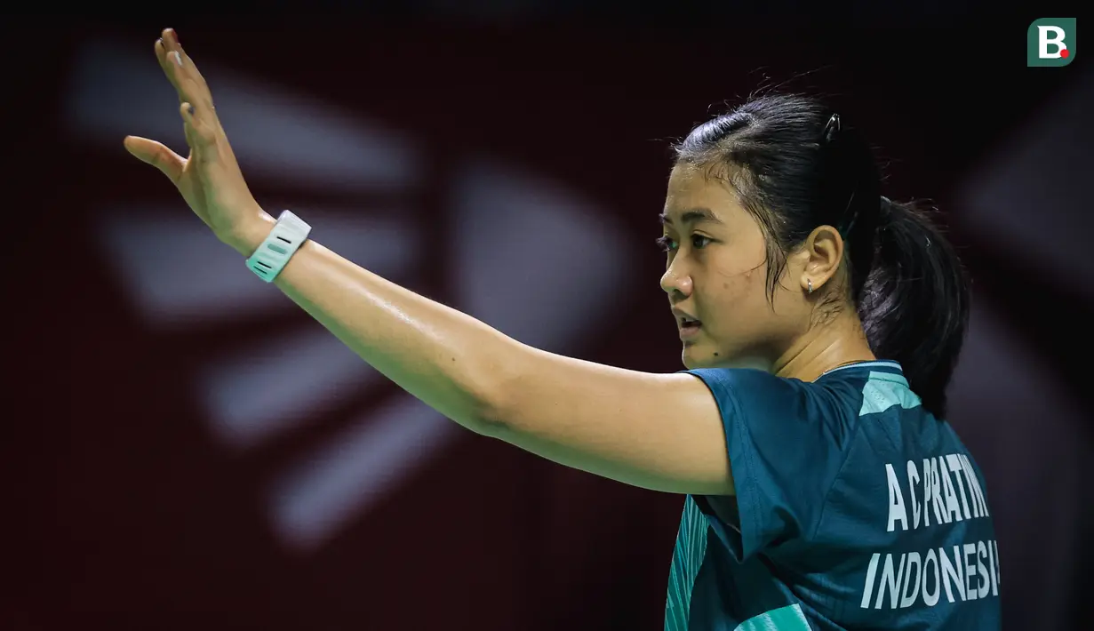 Pebulu tangkis ganda putri Indonesia, Amallia Cahaya Pratiwi saat berpasangan dengan Siti Fadia Silva Ramadhanti bersiap menerima servis dari pasangan Korea Selatan, Baek Ha Na/Lee So Hee dalam laga 32 besar Indonesia Open 2026 di Istora, Kompleks Stadion Utama Gelora Bung Karno (SUGBK), Senayan, Jakarta, Rabu (03/06/2026). (Bola.com/Bagaskara Lazuardi)