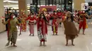 Penari mengenakan pakaian tradisional menampilkan tarian khas daerah-daerah Indonesia dalam acara "Tunjukan Indonesiamu, Satukan Negeri" di Jakarta, Sabtu (15/8/2020). Acara yang digelar virtual tersebut untuk mengampanyekan budaya Indonesia dan memperingati HUT ke-75 RI. (Liputan6.com/Johan Tallo)