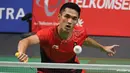 Pebulu tangkis Indonesia, Jonatan Christie mengembalikan kok saat bertanding melawan Kenta Nishimoto asal Jepang dalam semifinal tunggal putra Asian Games 2018 di Jakarta, Senin (27/8). Jonatan menang lewat rubber game. (SONNY TUMBELAKA/AFP)
