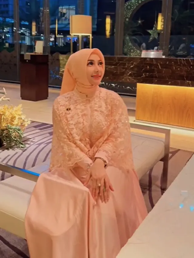 6 Gamis Ala Roro Fitria yang Elegan, Cocok untuk Berbagai Acara
