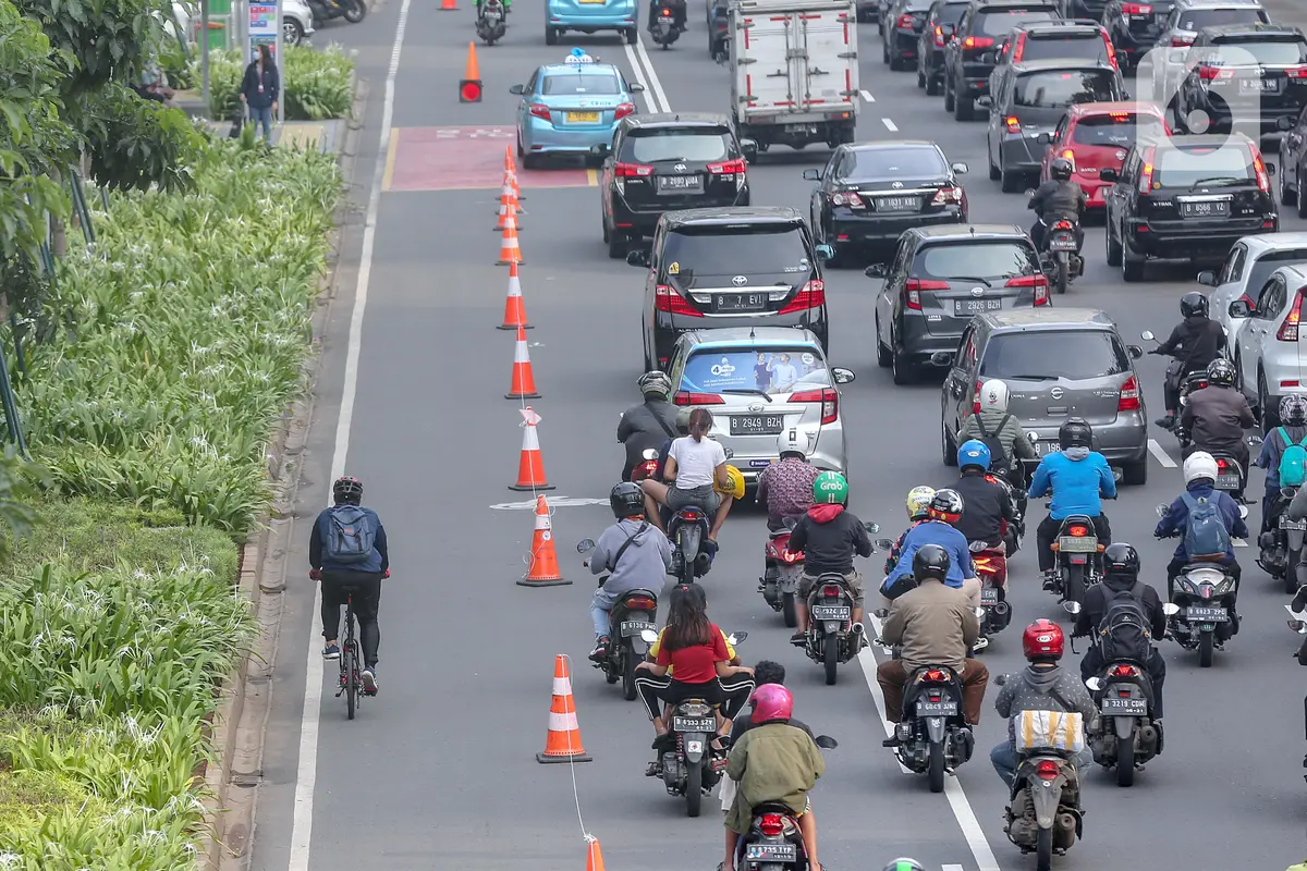 Melihat Jalur Sepeda di Jalan Sudirman Usai Jam Kerja Kantor