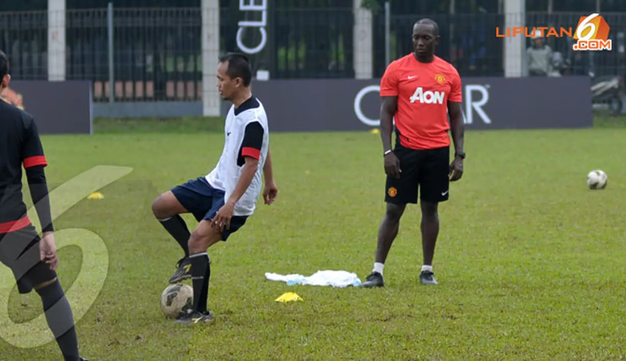 Dwight Yorke mengawasi langsung para peserta U23 Training Camp Ayo Indonesia Bisa berlatih di Lapangan C Senayan Jakarta (Liputan6.com/Helmi Fithriansyah).