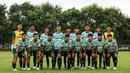 17 pemain Korea-Korea Selecao berfoto bersama sebelum melakukan laga uji coba melawan Akademi Sepak Bola Intinusa Olah Prima (ASIOP) di Lapangan Sutasoma, Halim, Jakarta Timur, Selasa (18/11/2024). (Bola.com/Bagaskara Lazuardi)