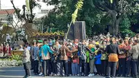Ribuan warga tampak memadati depan Loji Gandrung untuk menyaksikan upacara adat ngunduh mantu pernikahan Kaesang Pangarep dan Erina Gudono, Minggu (11/12/2022). (Dok. Liputan6.com/Fajar Abrori)