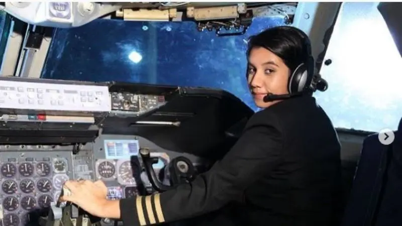 Mengenal Sosok Ayesha Aziz, Pilot Wanita Muslim Termuda di India