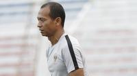 Pelatih kiper Timnas Indonesia U-22, Hendro Kartiko, mengamati pemainnya saat latihan di Stadion Rizal Memorial, Manila, Senin (25/11). Latihan ini persiapan jelang laga SEA Games 2019 melawan Thailand. (Bola.com/M Iqbal Ichsan)