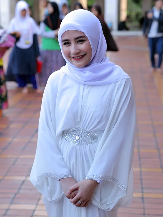 [Bintang] Seusai Salat, Prilly Latuconsina Kerap Membaca Ayat Ini