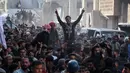 Sambil membawa spanduk, pengunjuk rasa terlihat berbaris di Kota Gaza dan kota Beit Lahia di bagian utara wilayah tersebut. (Foto oleh AFP)