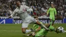 Bintang Real Madrid, Cristiano Ronaldo, dijatuhkan pemain Sporting Lisbon, Sebastian Coates. Pada laga ini wasit memberikan tiga kartu kuning untuk Sporting dan satu untuk pemain El Real. (Reuters/Juan Medina)