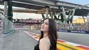 Terbaru, perempuan 18 tahun itu menarik perhatian berkat penampilannya saat menonton pertandingan F1 di Singapura.  [@its_lauramoane2].