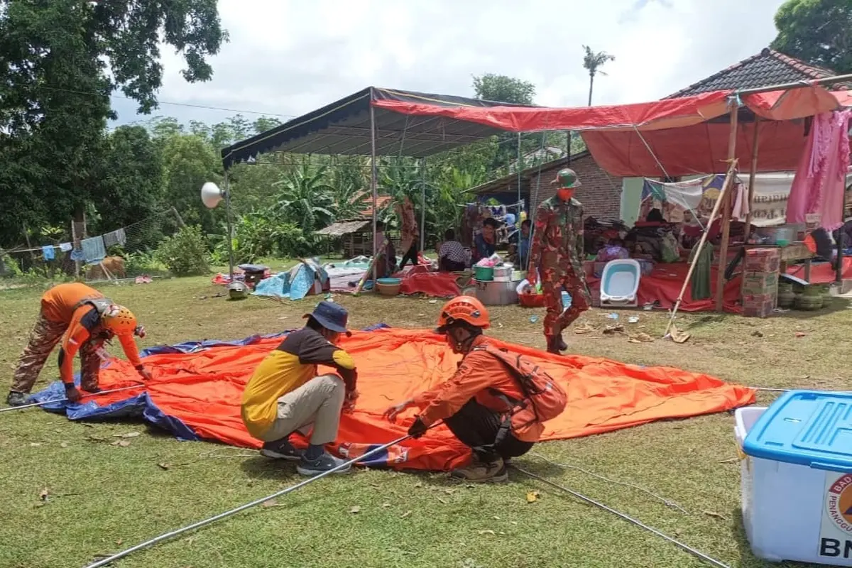 Petugas BPBD Jatim membangun tenda pengungsian untuk korban gempa di Bawean. (Istimewa)
