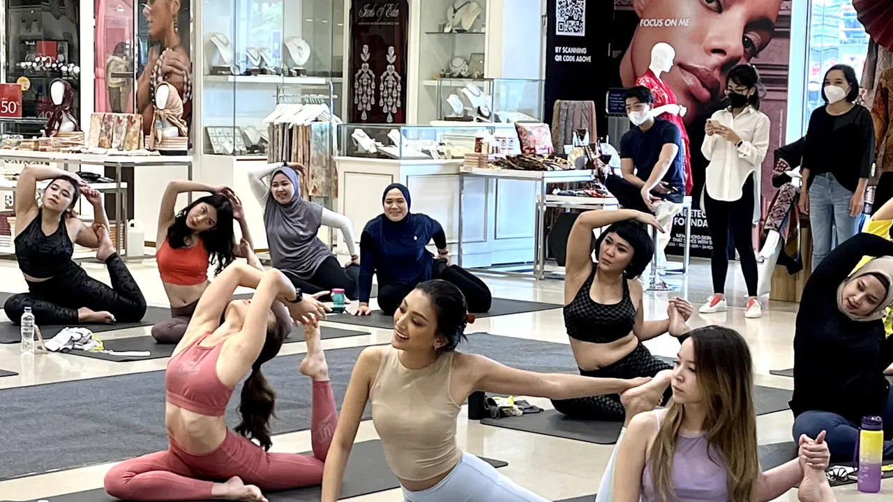 Adinda Cresheilla, Putri Indonesia Pariwisata 2022 Mengenakan Activewear dari Brand Korea Selatan saat Yoga