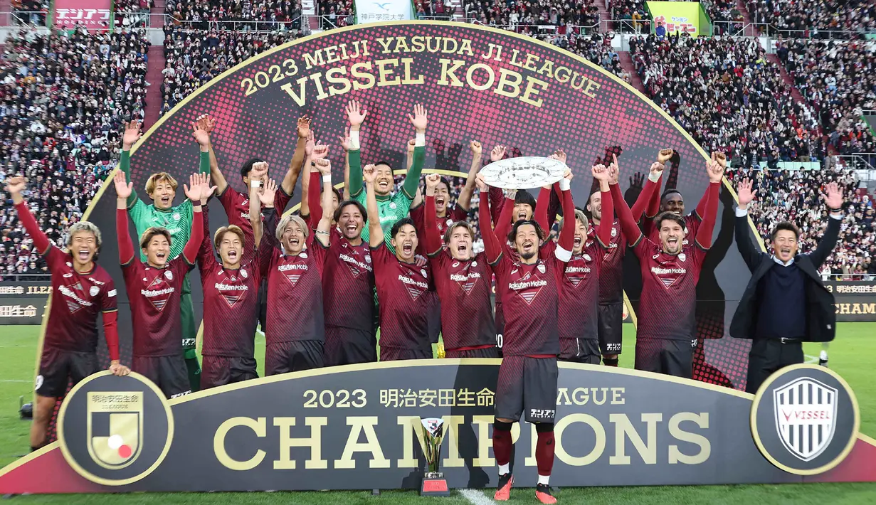 Vissel Kobe resmi jadi juara J1 League musim ini dan merupakan sebuah sejarah. Pelatih Takayuki Yoshida mampu membawa Vissel Kobe meraih gelar kasta teratas Liga Jepang pertama mereka sepanjang sejarah, sejak klub ini didirikan pada 1966 lalu. (AFP/Jiji Press)