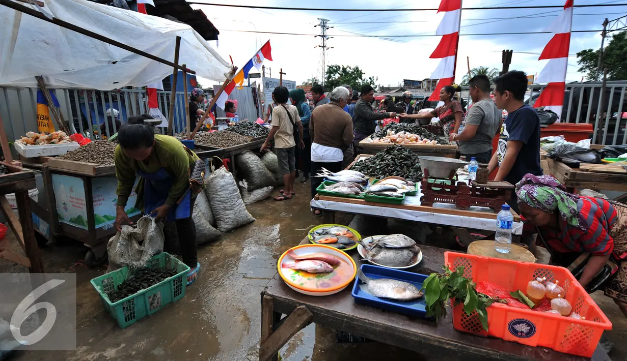 Suasana pasar Kramat jati, Jakarta Timur, Kamis (31/12). Jelang malam tahun baru, warga banyak berburu ikan dan kerang hijau untuk merayakan malam tahun baru. (Liputan6.com/Yoppy Renato)