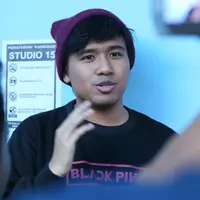 Selain sebagai bentuk menghormati teman-temannya yang menjalankan ibadah puasa, remaja kelahiran Surabaya 24 tahun silam itu juga mencoba menahan sikap. Baginya, itu lebih berat dibanding dengan menahan haus dan lapar. (Nurwahyunan/Bintang.com)