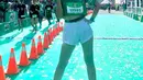 Sukses menyelesaikan lari 10 kilometer, Nia Ramadhani mengaku tidak menyangka. Dalam event lari tersebut, Nia Ramadhani mengenakan jersey berwarna hijau dan running pants berwarna putih. Ia pun mengenakan funny pack dan sneakers dari Nike. (instagram/ramadhaniabakrie)