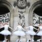 Balerina dari Opera de Paris ikut berdemo melawan sistem pensiun baru di Prancis. Dok: AFP