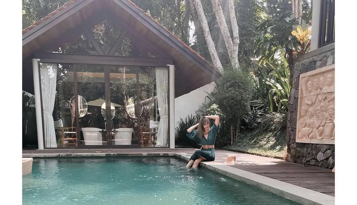 Nia Ramadhani diketahui sebagai salah satu artis yang pandai menjaga tubuhnya dengan berolahraga. Salah satu potret Nia di akun Instagramnya menunjukkan ia sedang berada di pinggir kolam renang dengan kaki berada di dalam air mengenakan sebuah dress hijau lengan panjang. [Foto: Instagram/ramadhaniabakrie]