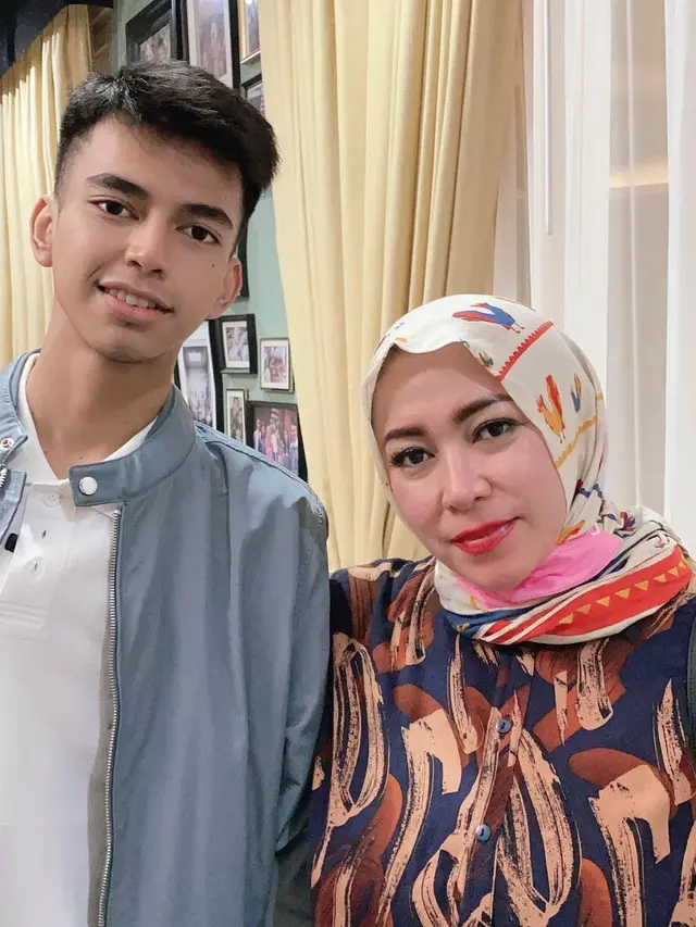 6 Potret Terbaru Melly Goeslaw yang Terlihat Makin Kurus, Banjir Pujian