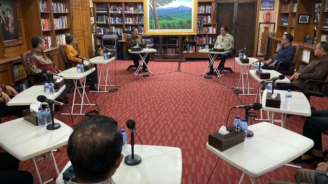Ketua Majelis Tinggi Partai Demokrat Susilo Bambang Yudhoyono (SBY) bertemu dengan Anies Baswedan dan Tim 8 di Cikeas.